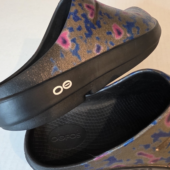 Oofos OOcloog Limited Edition Metallic Print Recovery Clogs.  Unisex - Picture 7 of 11